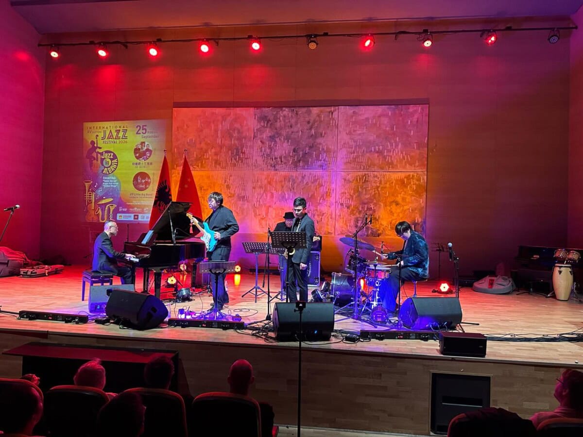 muzika-xhaz-kineze-vibroi-energjike-ne-tirane