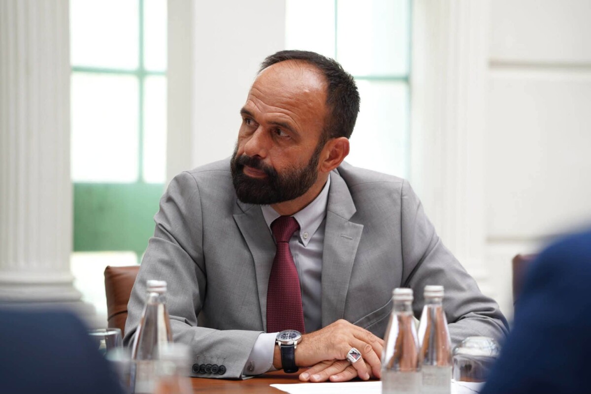 tha-se-nuk-duhet-te-gjykoje-rruga-apo-politika-por-te-respektohet-vendimi-i-hages-pas-reagimeve-te-shumta-sqarohet-ministri-shasivari
