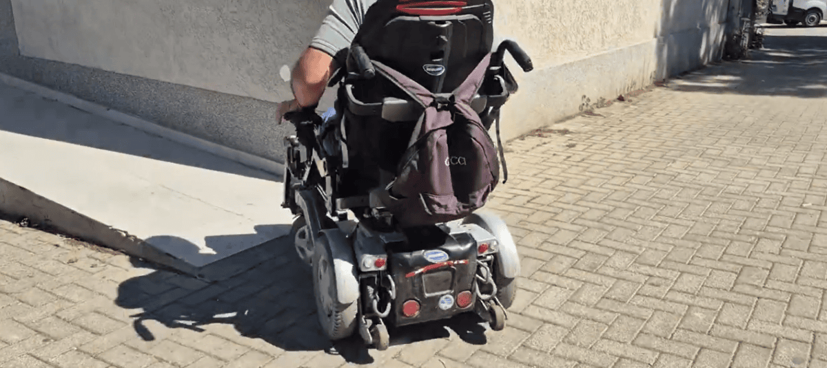Personat me aftësi të kufizuara pa qasje për lëvizje  Komuna e Tetovës  Kemi nis aksion për uljen e trotuareve