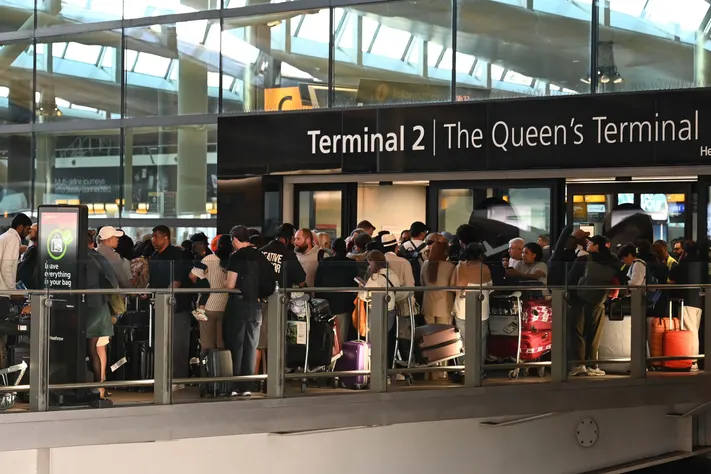 Kaos në aeroportet britanike  mbi 1 400 fluturime të anuluara