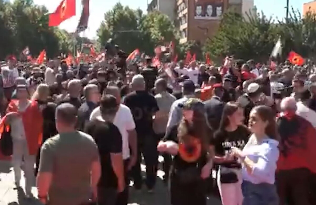 Mijëra qytetarë protestuan në Prishtinë  kundër dënimit të ish krerëve të UÇK së