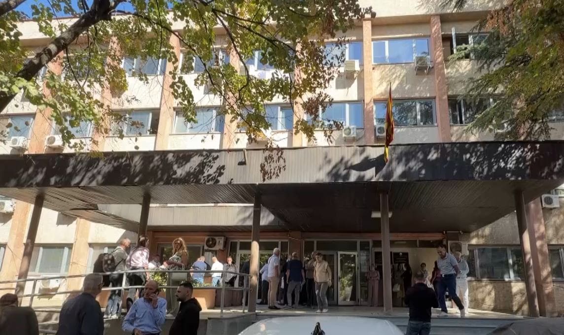 Protestë në Gjykatën e Kumanovës  75 të punësuar kërkojnë dorëheqjen e kryetares Manev