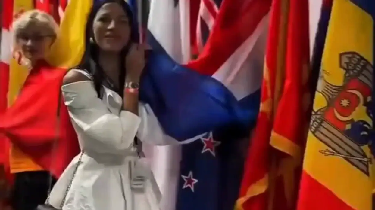 Reagon Ambasada e Serbisë në Madrid  Nuk ishte ambasadorja ajo që ngatërroi flamurin  por një prezantuese 