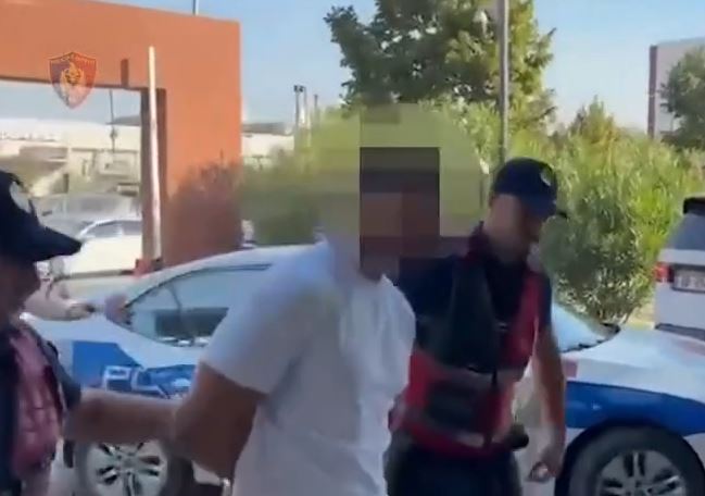 Pamje nga arrestimi i këngëtarit Jozefin Markut
