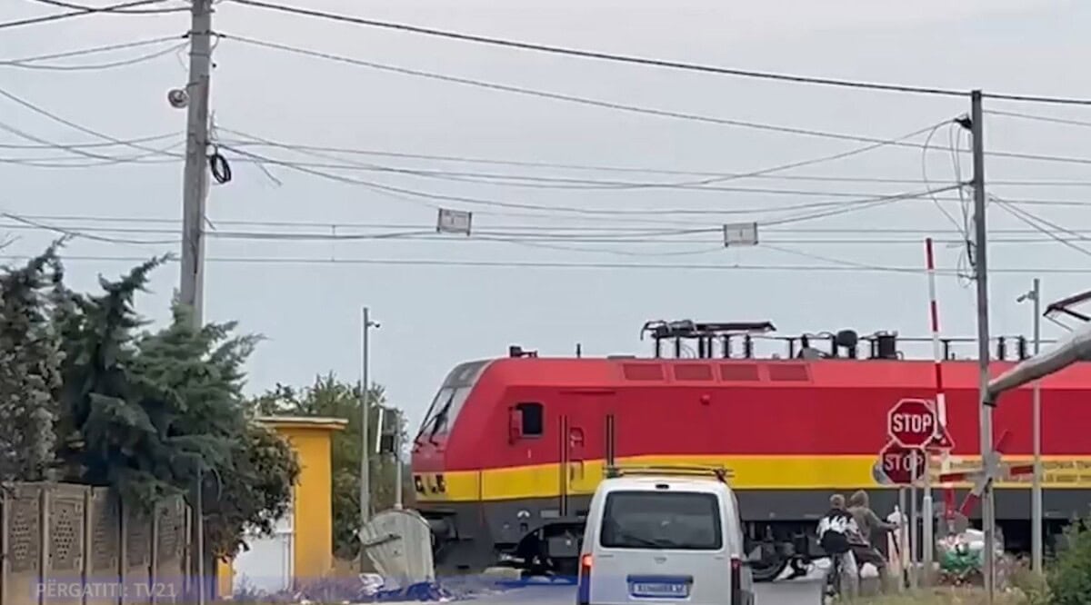 Rampa e re nuk punon prej 2 vitesh në Llopat  Treni ndalet për t u dhënë përparësi automjeteve 