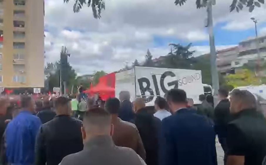 Qytetarët mblidhen në Shkup  nis marshimi  Jo në emrin tim    protestë kundër vendimit të Gjykatës Speciale
