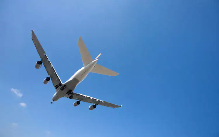 Aviacioni po përballet me qiell më të nxehtë dhe me më shumë stuhi
