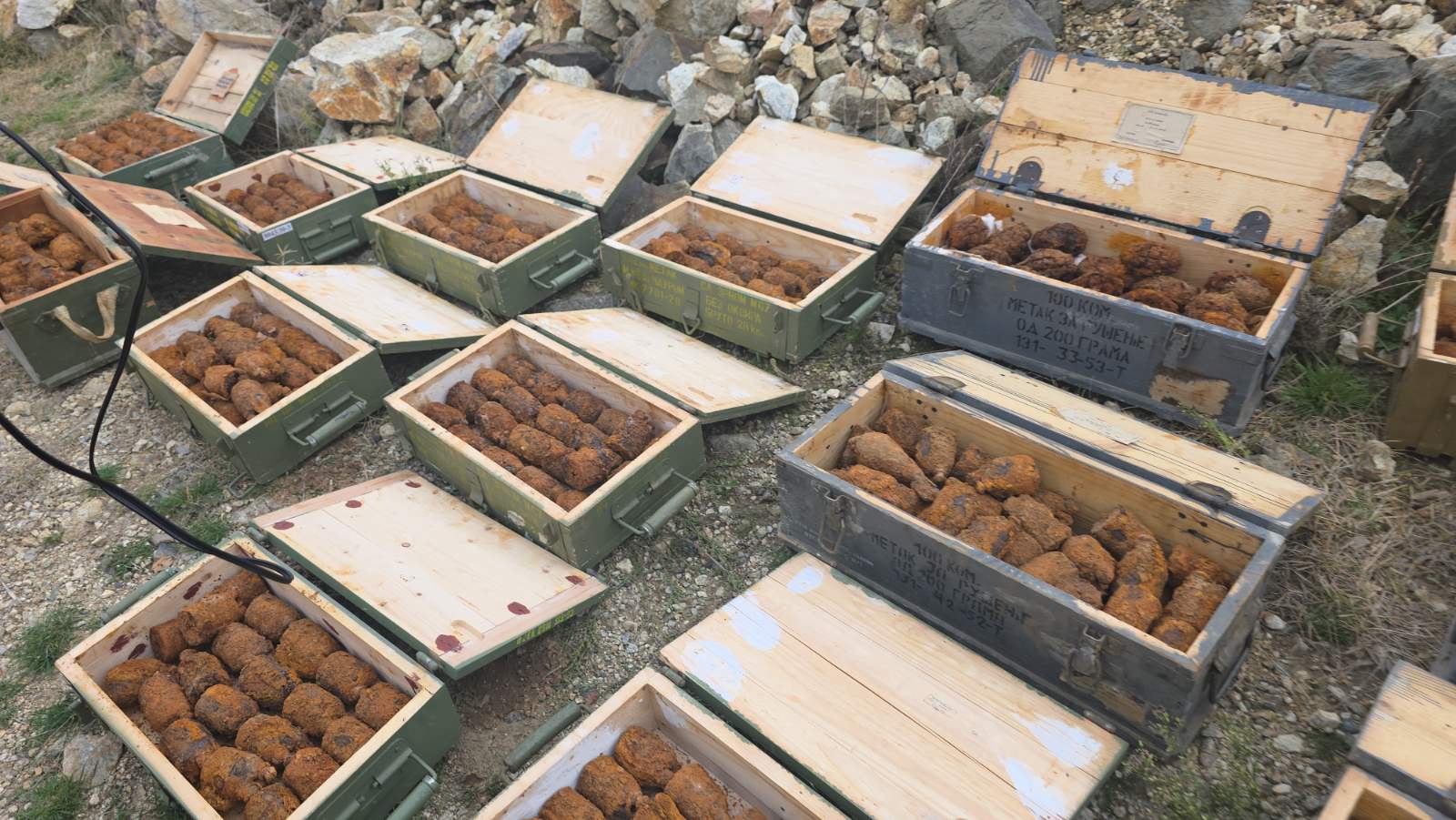 Janë gjetur dhe nxjerrë mbi 1 700 granata në Manastir  Angellov  Kujdes  edhe pse janë të vjetra  mbeten të rrezikshme 