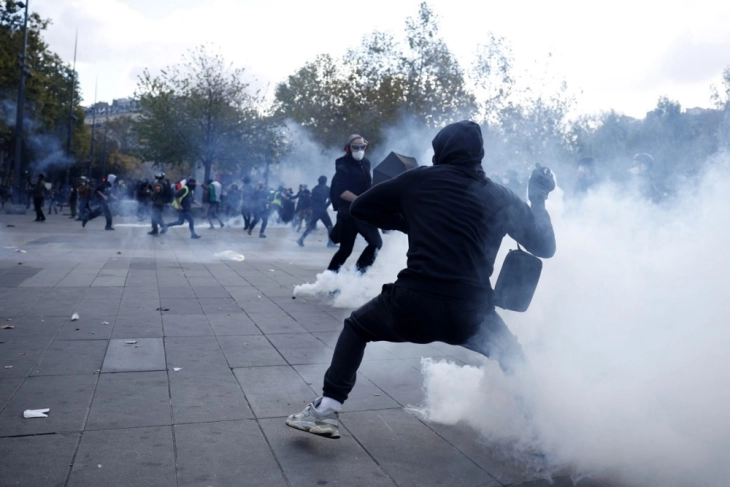perleshje-mes-protestuesve-dhe-policise-ne-paris
