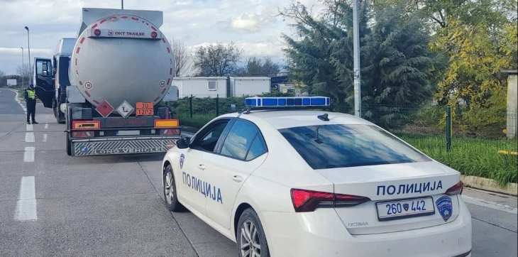 Policia kontrolloi 781 automjete transportuese në Maqedoni  25 përjashtohen nga komunikacioni 