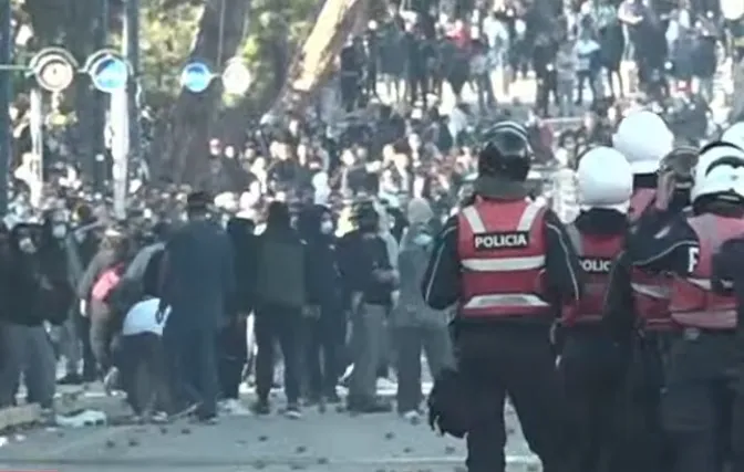 Tre të lënduar në protestën në Shqipëri  përfshirë një 15 vjeçar
