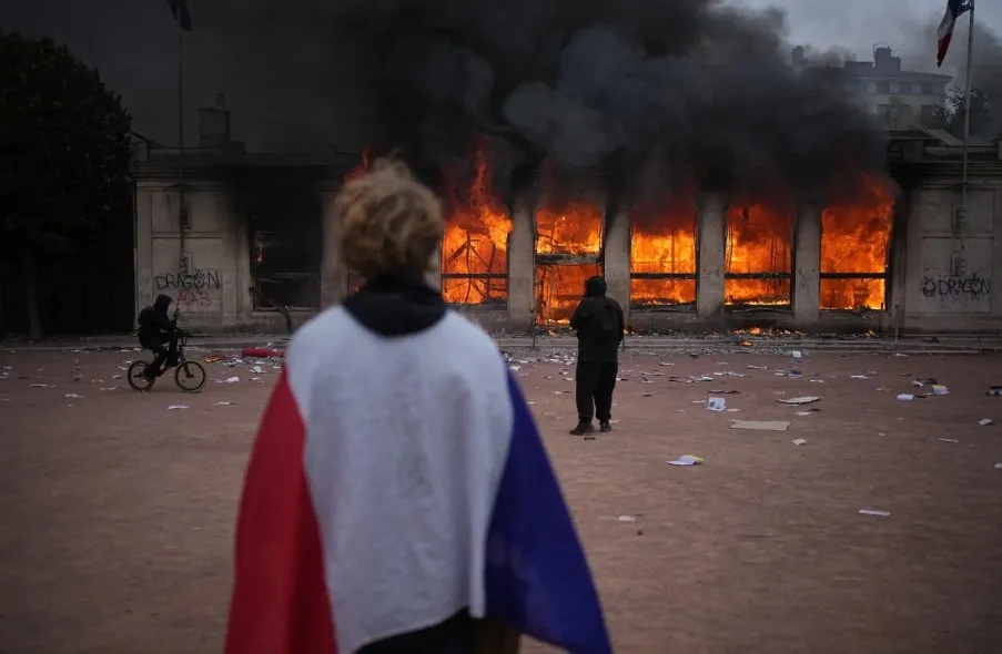 franca-vendos-ore-policore-ne-disa-zona-pas-protestave-te-dhunshme