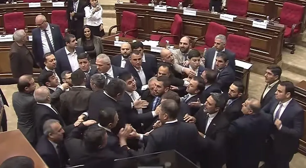 Deputetët përleshen me grushte në Parlamentin e Armenisë  seanca ndërpritet pas kaosit
