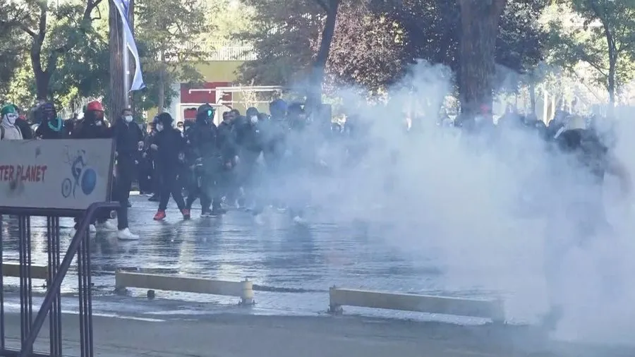 Tensione para Kryeministrisë  uji e gazi lotsjellës s i shpërndan protestuesit