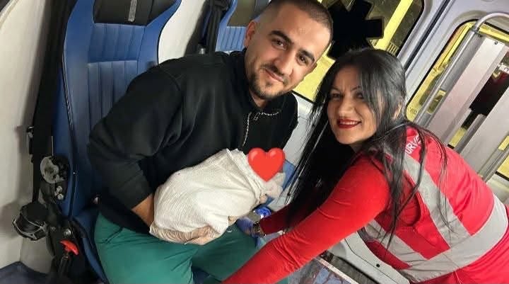 Një lindje e veçantë në autoambulancë  ekipi i Ndihmës së Shpejtë ndihmon në ardhjen në jetë të foshnjës