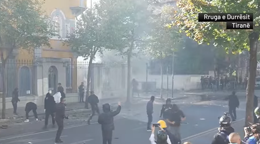 Tiranë  tensione në protestë  studentët qëllojnë me gurë  policia përgjigjet me gaz lotsjellës