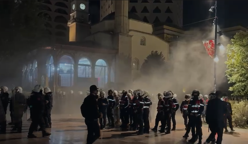 Qytetari 19 vjeçar theu këmbën në protestat në Tiranë  pezullohen 4 policë dhe shefi i Komisariatit