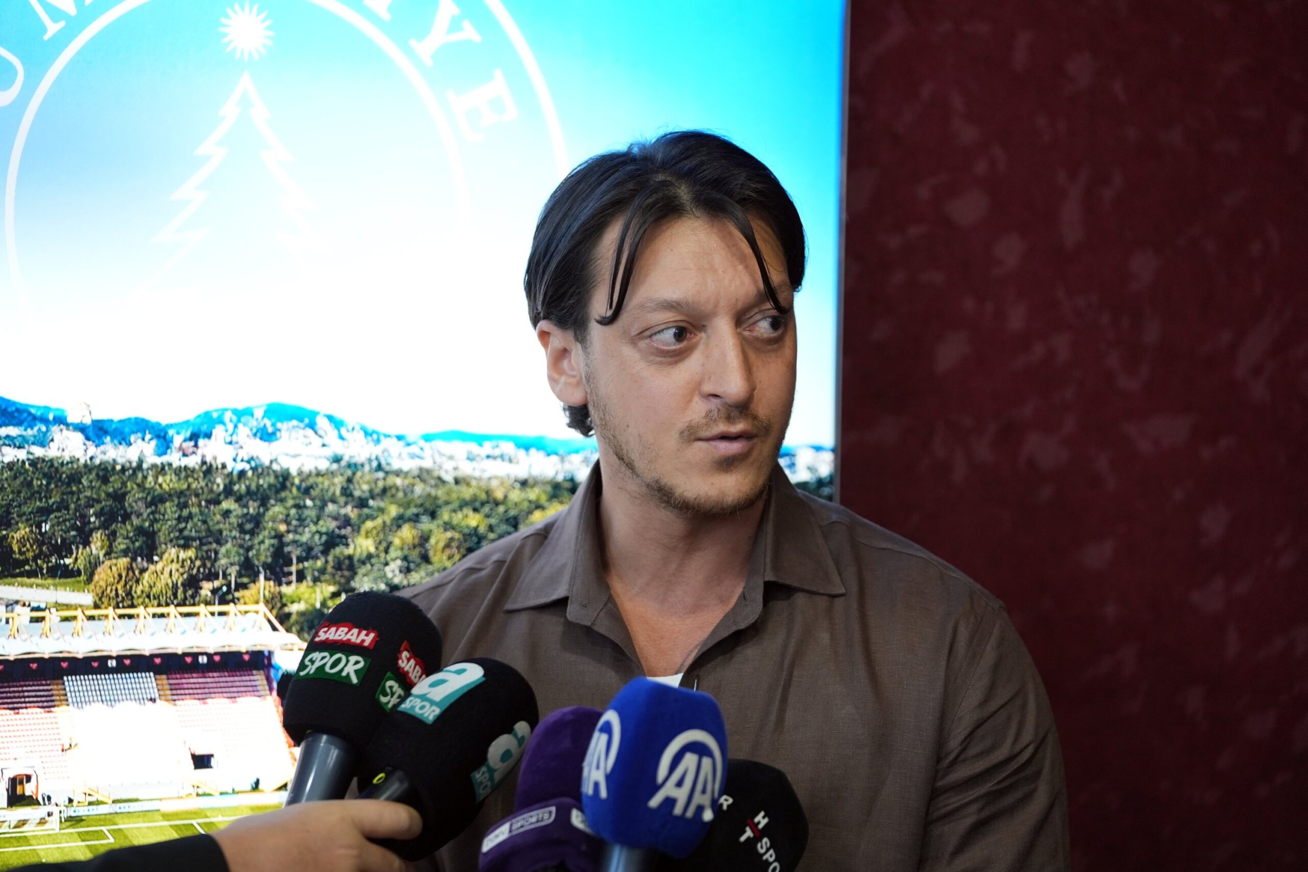 Mesut Ozil kritikon FIFA n  Standardet e dyfishta ndaj Rusisë dhe Izraelit