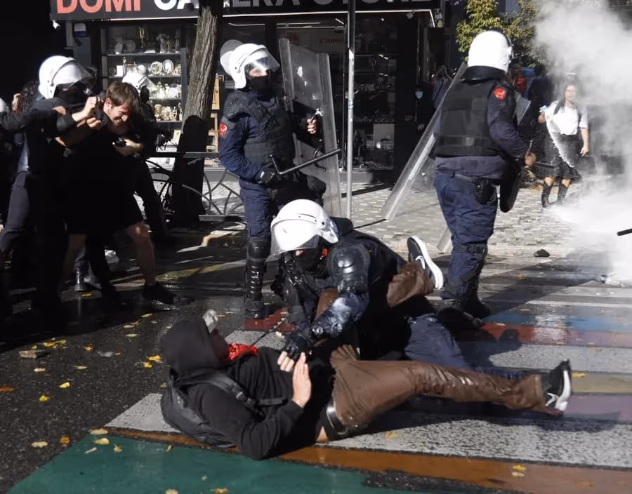 Ministrisë së Arsimit në Shqipëri i del tymi nga brenda
