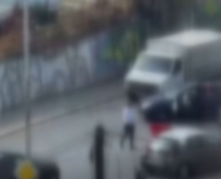 Edhe një rast i bllokimit të trafikut për t u hapur rrugë krushqve  reagon Policia e Shkupit