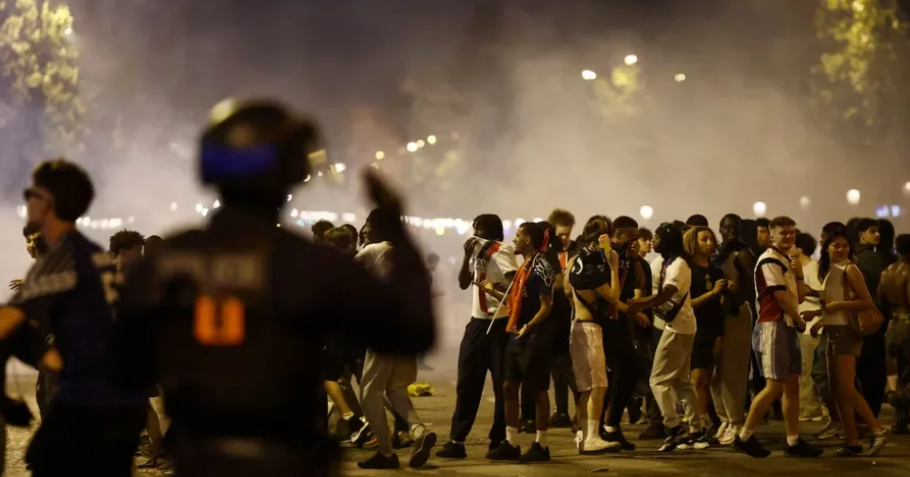 Parisi gjen pak qetësi pas përplasjeve mes protestuesve dhe policisë