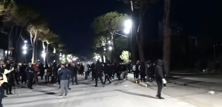 Tiranë  policia shpërndan protestuesit me gaz lotsjellës  Përplasje edhe me gazetarët
