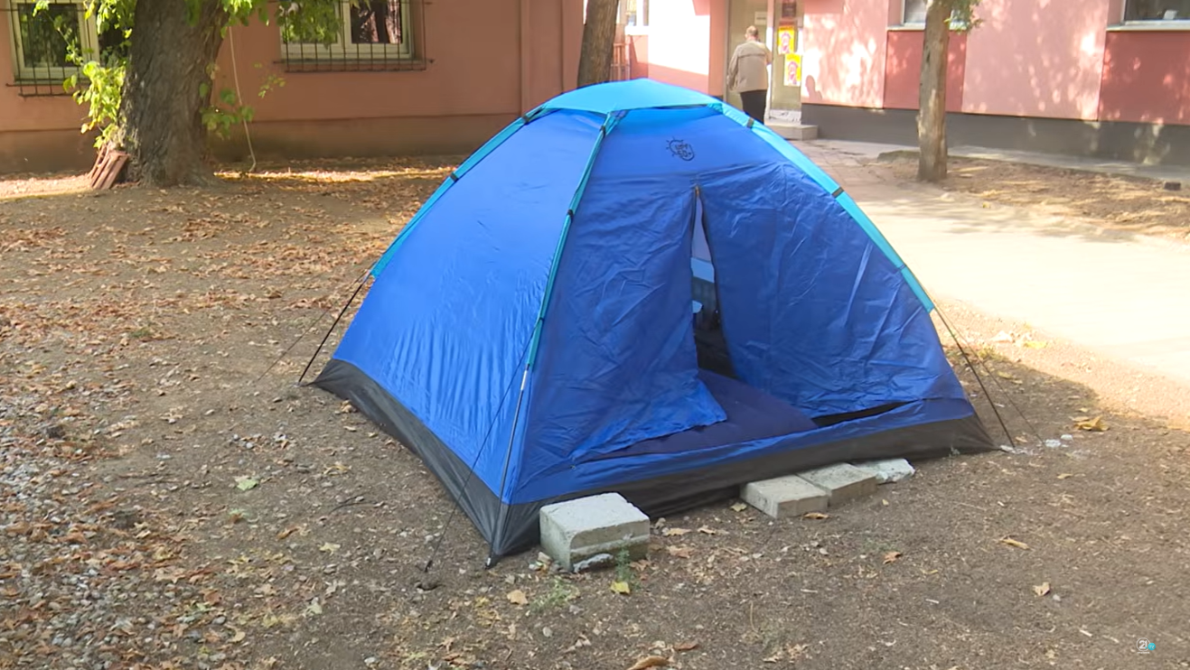 Me tendë proteston para Fakultetit të Mjekësisë  Thotë se nuk u pranua në punë edhe pse i plotësonte kushtet  Shoqata mohon diskriminimin