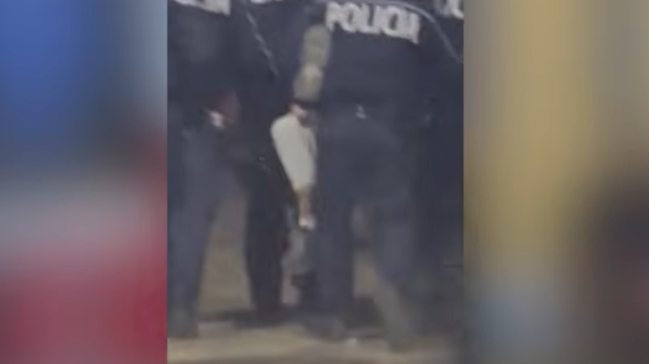 Pamje të rënda  Përplasja me policinë në protestën e dhunshme  të riut i thyhet këmba