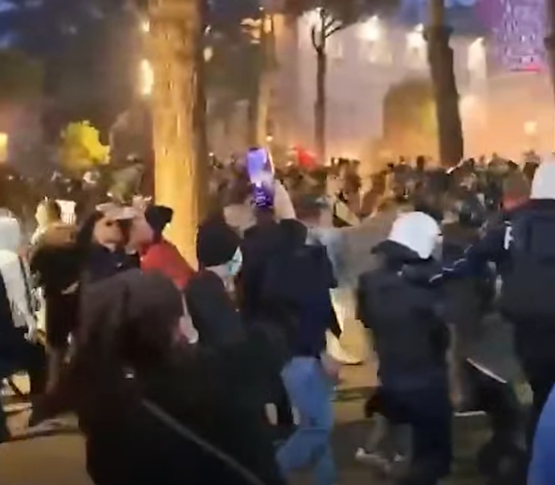 Tirana në kaos  protestuesit kanë eskaluar në dhunë ndaj policisë