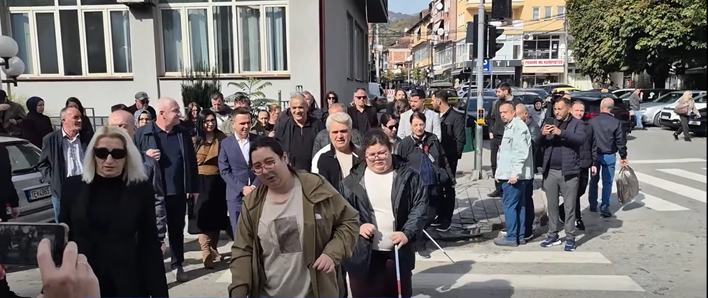 Të verbërit në Tetovë pa infrastrukturë  Kërkohen shtigje të posaçme