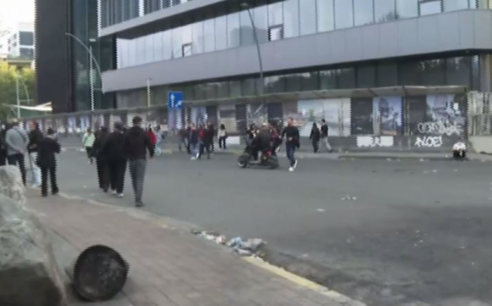 Protesta e dhunshme  Ministria e Shëndetësisë  14 persona të lënduar  mes tyre 8 efektivë e 2 të mitur