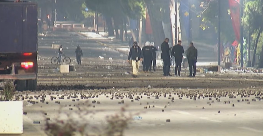 mbyllet-dita-e-5-te-e-revoltes-studentore-bilanci-rendohet-ne-59-te-lenduar-mes-tyre-34-efektive-policie-21-protestues-dhe-4-kalimtare