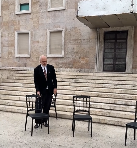 Kryeministri Rama nxjerr sërish karrige para zyrës  bën thirrje për dialog