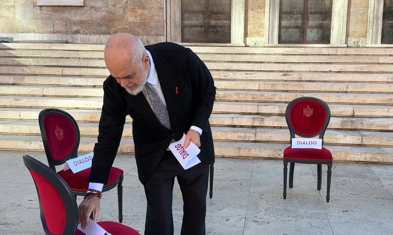 Edi Rama nxjerr karriget e qeverisë jashtë  kërkon dialog me studentët