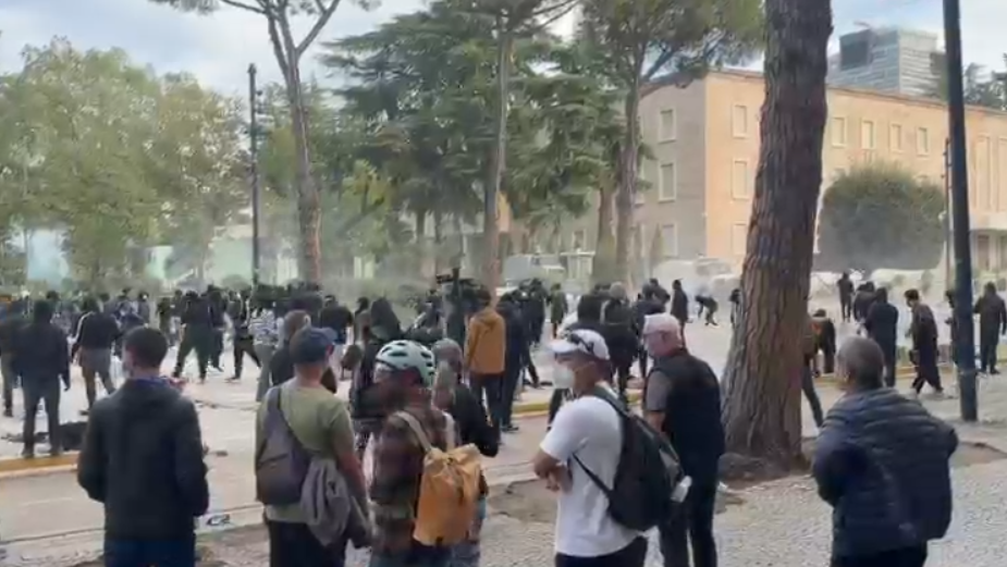 shqiperi-156-te-lenduar-ne-4-dite-protesta-mes-tyre-97-police-dhe-4-te-mitur