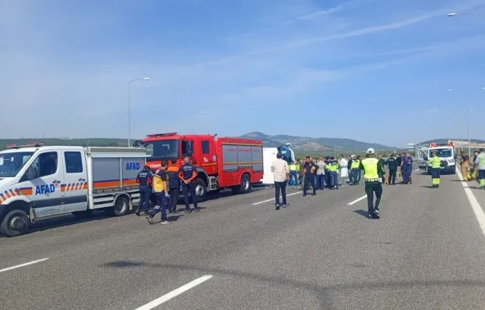 11-te-vdekur-dhe-27-te-lenduar-ne-nje-aksident-mes-nje-autobusi-turistik-dhe-kamioni-ne-turqi