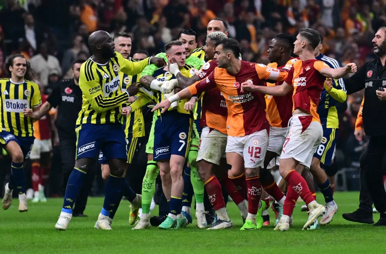 Galatasaray e Fenerbahçe dënohen pas përleshjes në derbi