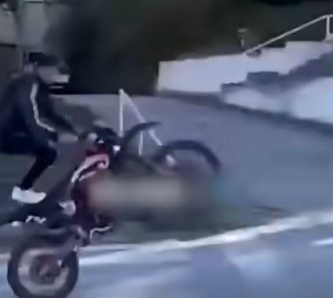 16 vjeçari voziti motoçikletën në një rrotë  policia e identifikon dhe e sanksionon