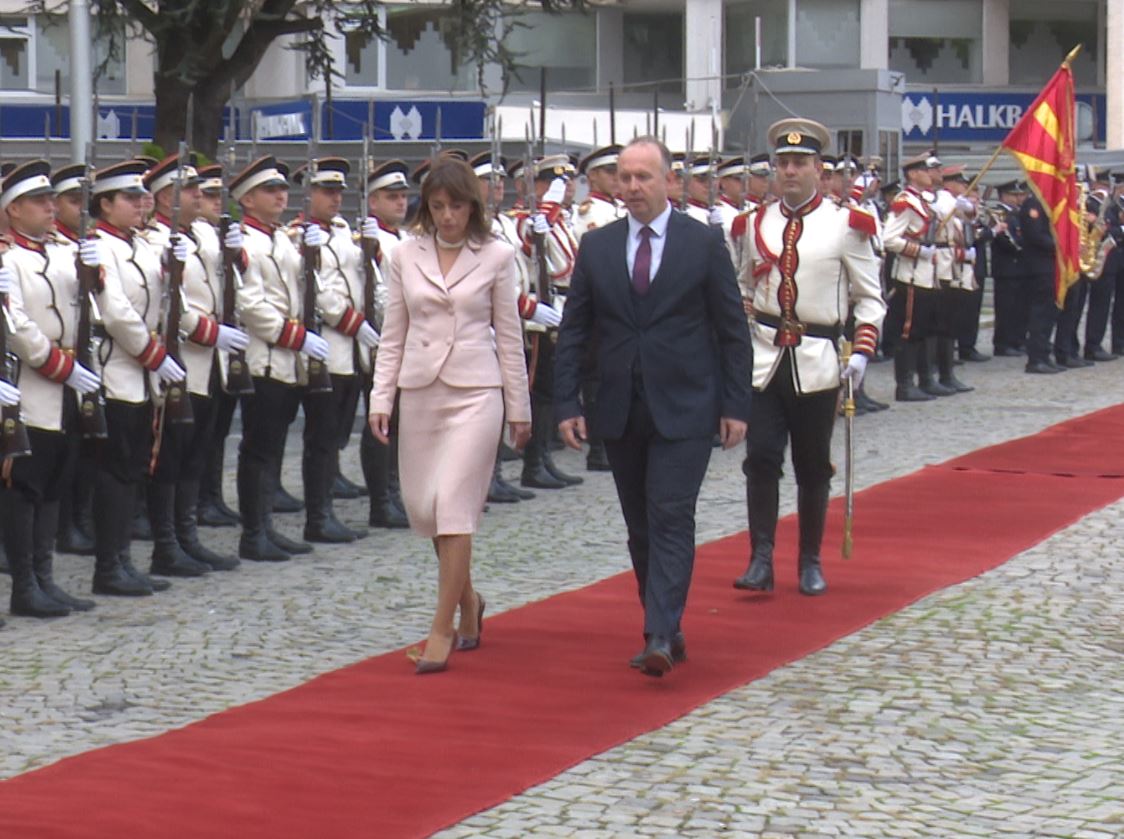 Albulena Haxhiu në Shkup  pritet me nderime të larta shtetërore nga Afrim Gashi