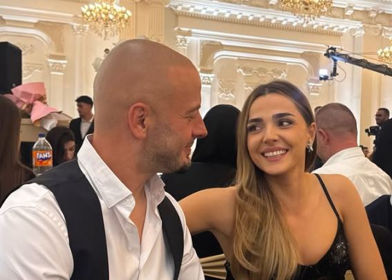 Adrian Gaxha dhe bashkëshortja e tij tërheqin vëmendjen me paraqitjen elegante
