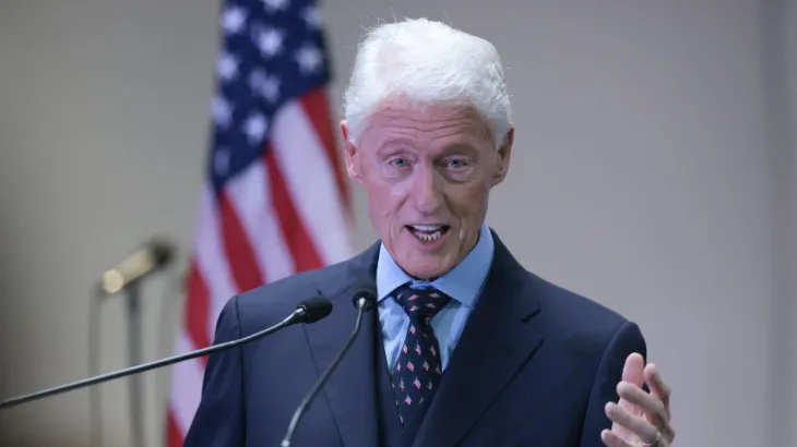 Clinton  Jam i lodhur nga ata që i nënçmojnë myslimanët vetëm pse janë myslimanë  Allahu në Kuran thotë se vendosi njerëz të ndryshim në botë  që të njihen dhe të mësojnë nga njëri tjetri