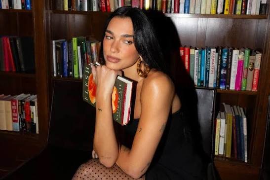 dua-lipa-e-apasionuar-pas-librave-merr-pjese-ne-festivalin-e-letersise-ne-lond
