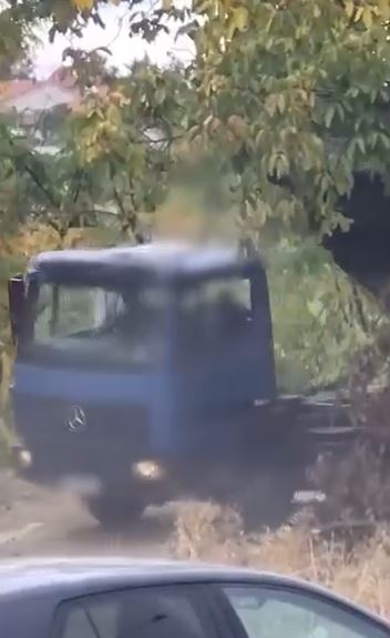 U filmua duke hedhur mbeturina me kamion në gjelbërim  50 vjeçari nga Shkupi thirret në polici