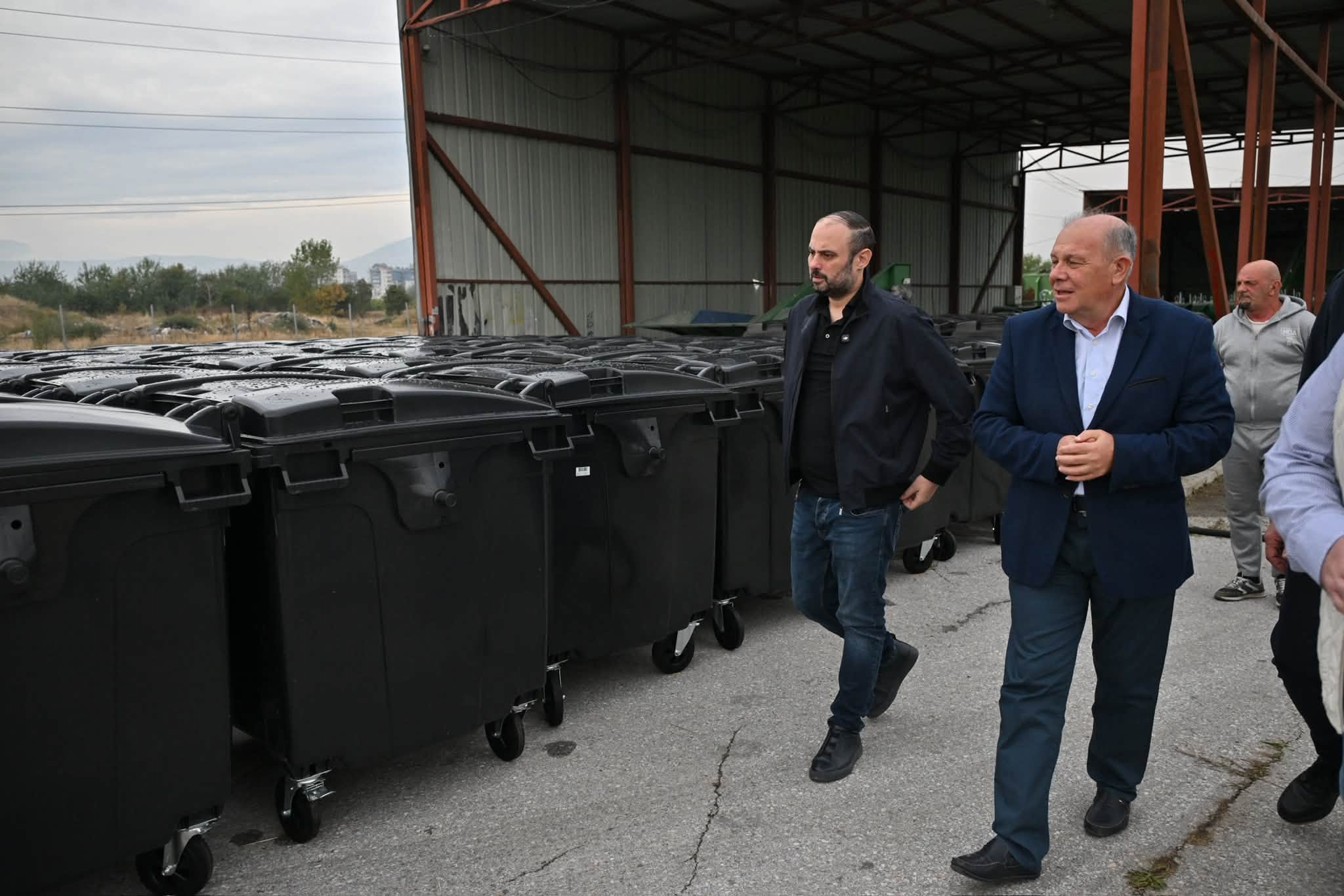 Gjorgjievski  Kanë mbërritur 3 300 kontejnerë të rinj për Shkupin  nis shpërndarja nëpër qytet 