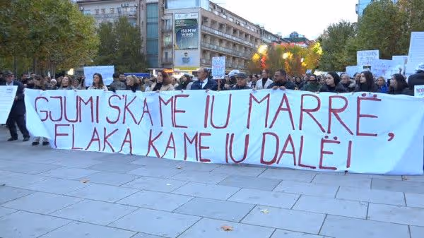  S duam suspendime  por burgosje   protestuesit kërkojnë dorëheqjen e Gërvallës  Sveçlës dhe Muhaxherit
