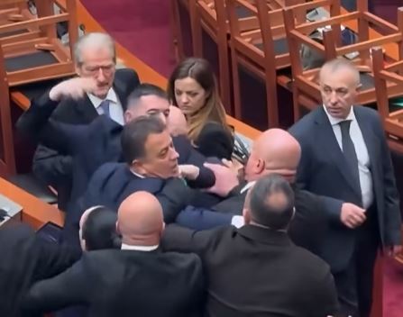 Plas  grushti  në parlamentin e Shqipërisë  Seanca parlamentare ka nisur me tensione