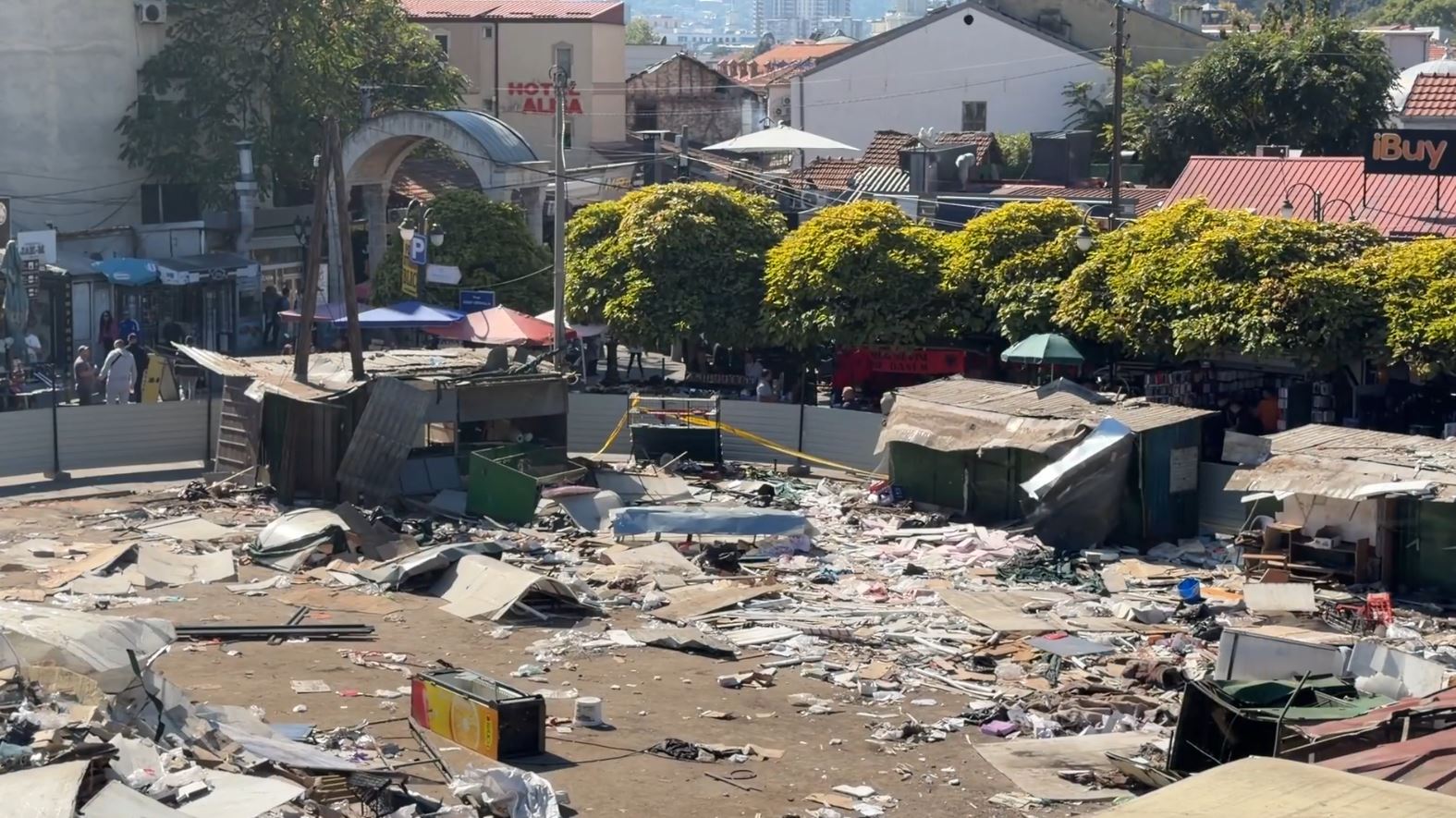 Prishen disa tezga në Bit Pazar  disa shitës zhvendosen në trotuar   Nga kjo jetojmë  