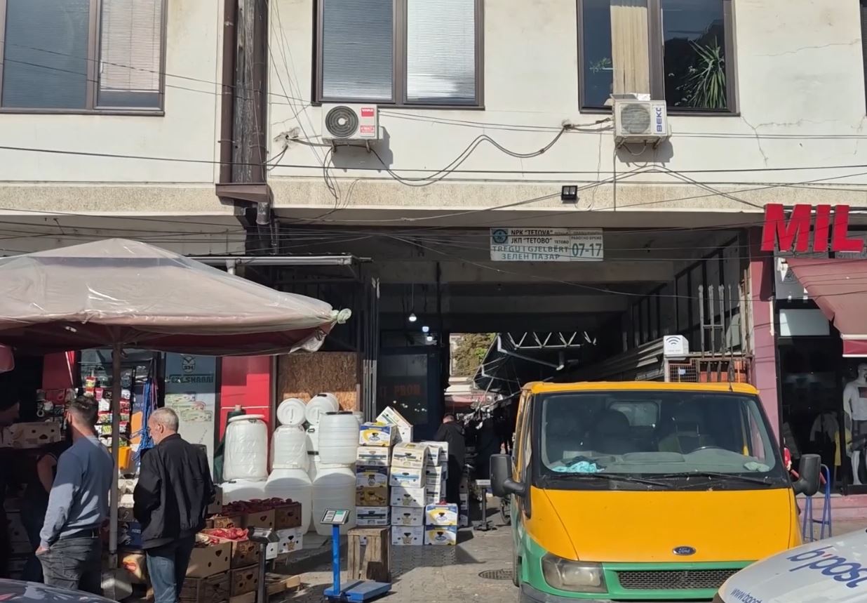 Tezga të lira  por vazhdon shitja në trotuare  Tregtarët kërkojnë rend në Tregun e Tetovës